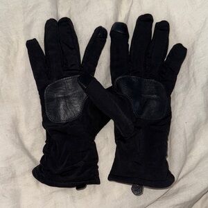 Woman’s Gloves